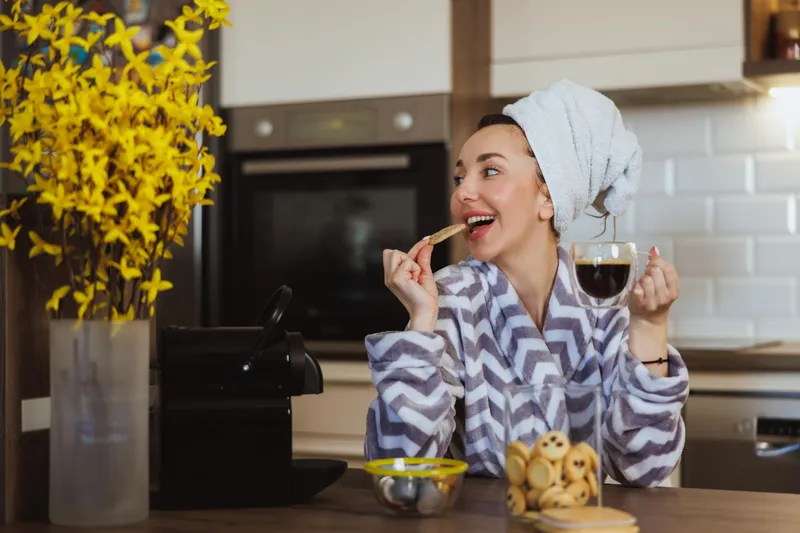 Persoană care &icirc;și bea cafeaua - Foto: Freepik (Imagine cu rol ilustrativ)