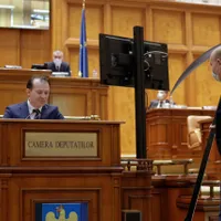 Cîțu și un nene cu o coasă de carton/FOTO: Inquam Photos/George Călin