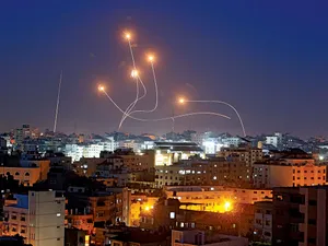 CONTRAATAC  Iron Dome-ul lui Trump ar fi diferit de cel al Israelului, văzut aici cum interceptează rachete lansate din orașul Gaza în mai 2023