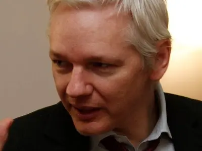 Fondatorul WikiLeaks, Julian Assange, care este încarcerat în închisoarea de înaltă securitate Belmarsh, în apropiere de Londra, se va căsători cu avocata sa, Stella Mori / FB Assange