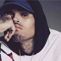 Rapperul Chris Brown, acuzat de o tânără că a drogat-o și violat-o pe un iaht. / Foto: dailypost.ng