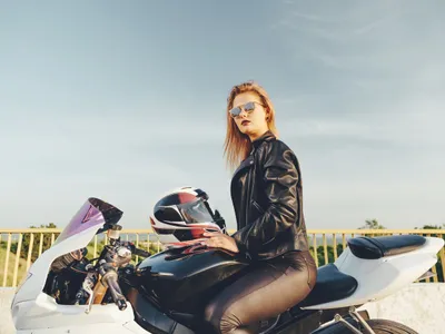 De ce motocicliștii își întind piciorul când depășesc în trafic? Gestul pe care nu mulți îl înțeleg - Foto: Freepik (rol ilustrativ)