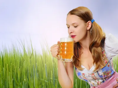 Femeie cu o halbă de bere blondă - Foto: Pixabay (cu rol ilustrativ)