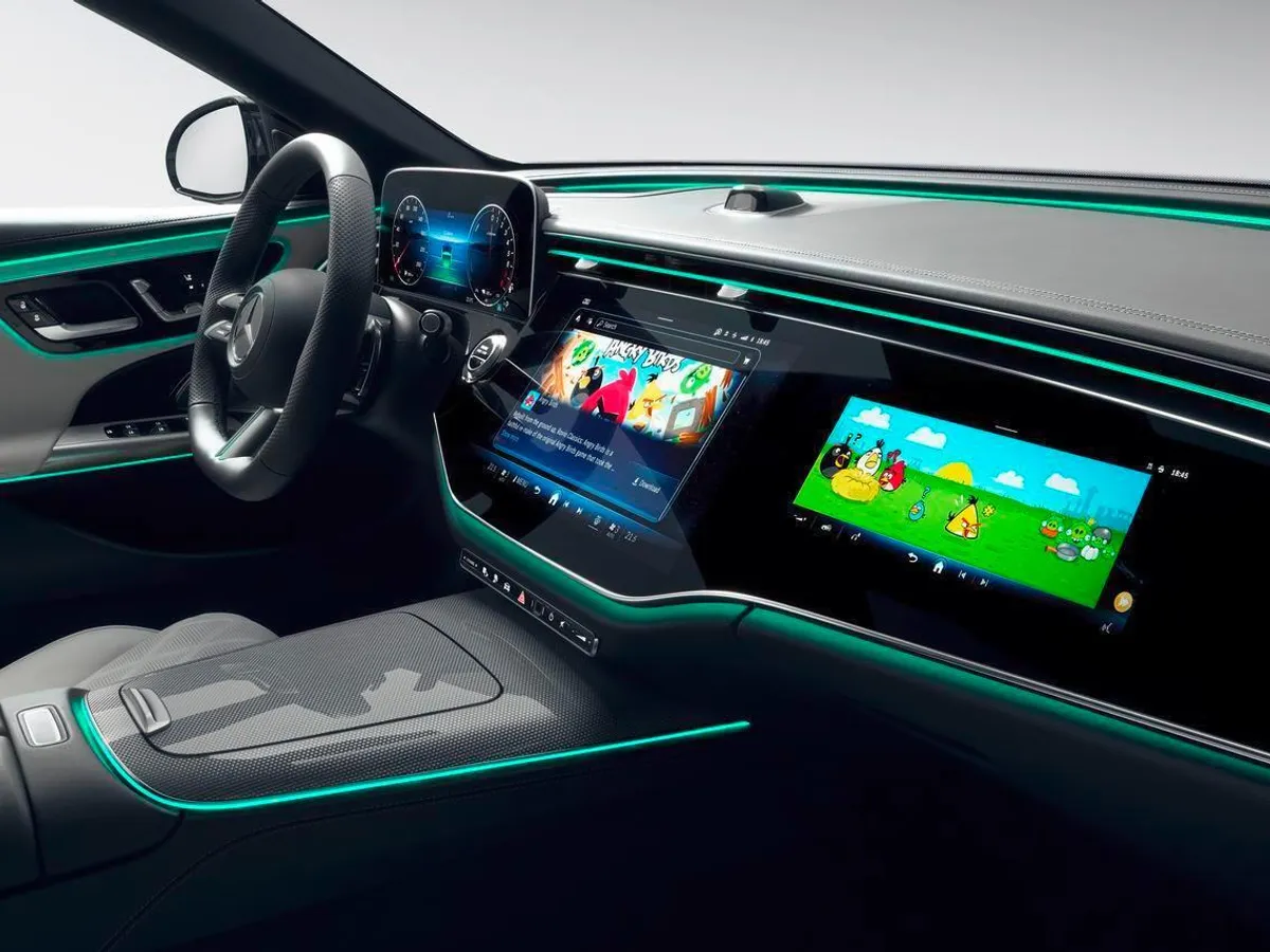 Te plictisești cu mașina electrică la încărcat? VW te invită să joci Pac-Man, Mercedes, Angry Birds - Foto: Mercedes