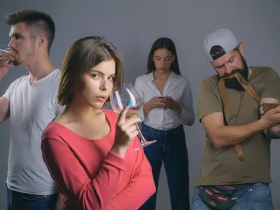 Adulți cu adicții - Foto: Freepik (imagine cu rol ilustrativ)