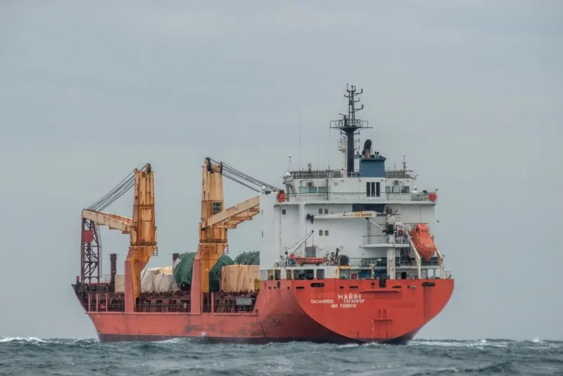 Cargoul rusesc Maia-1 a fost fotografiat în Canalul Englez ducând componente care ar fi urmat să fie folosit la un terminal de LNG - Foto: Profimedia Images