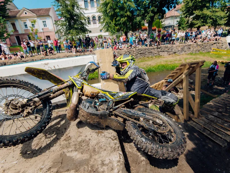 A început Romaniacs 2025, cel mai dificil raliu hard enduro din lume. Cine e lider după prima zi? - Foto: Facebook / Red Bull Romaniacs