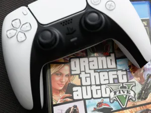 Hipnotizat de jocul GTA V, un copil de 12 ani fura mașini reale și le vindea pentru un hamburger - Foto: Profimedia images