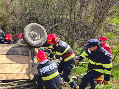 Un bărbat a murit după ce a fost strivit de propria căruță. Aceasta era plină cu lemne - Foto: ISU Ialomița