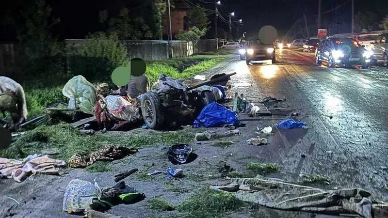 Carnagiu, pe un drum din Neamț. O căruță cu 10 persoane la bord, spulberată de o mașină - Foto: ISU