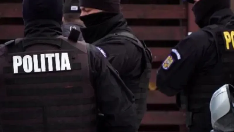 Bogdan Peşchir, finanţatorul campaniei lui Georgescu cu 1.000.000 €, „trezit” de mascați - Foto: captură Poliția - Imagine cu rol ilustrativ