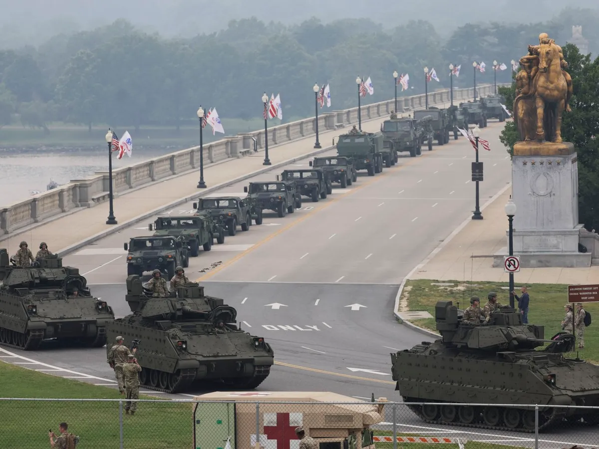 Vehicule militare ale SUA în timpul unei parade - Foto: Profimedia Images