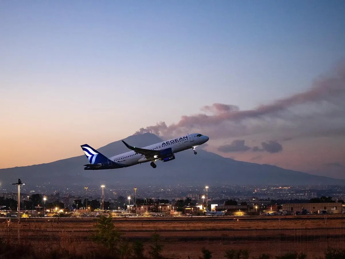Vulcanul Etna erupe și închide din nou aeroportul din Catania