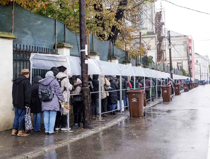 Coadă de mii de credincioși, la moaştele Sfintei Cuvioase Parascheva - Foto: doxologia.ro