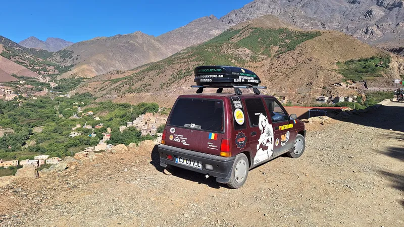 Aventură extremă! Doi români au traversat Europa, Africa și Asia cu un Tico. „Dor de slănină” - Foto: Facebook/Coast 25 Coast