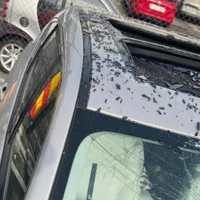 „Hingherii” de mașini au ridicat un vehicul și l-au făcut praf. A fost greu, s-a rupt macaraua - Foto: cluj24.ro