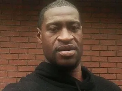 Fostul poliţist Derek Chauvin refuză să depună mărturie. E judecat pentru moartea lui George Floyd/FOTO: derbytelegraph.com