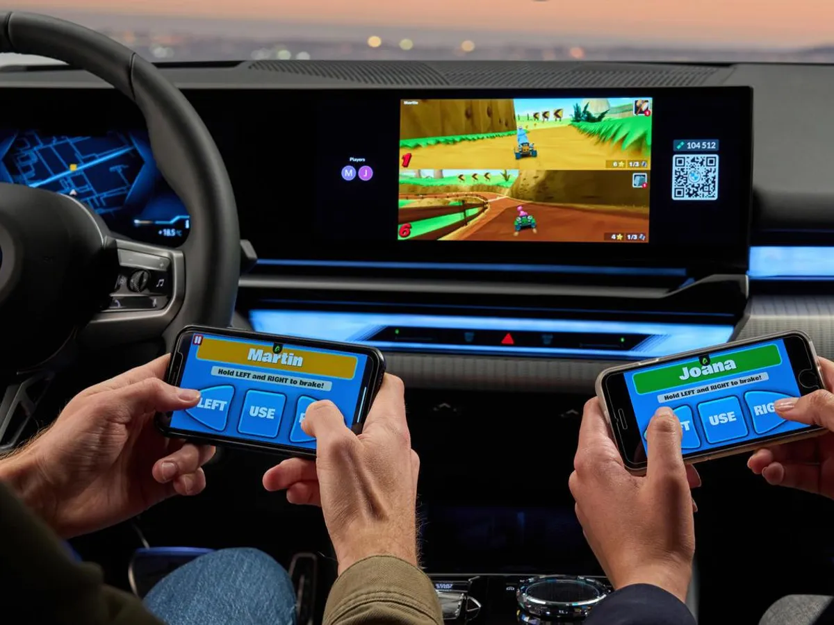 Te plictisești cu mașina electrică la încărcat? VW te invită să joci Pac-Man, Mercedes, Angry Birds - Foto: BMW