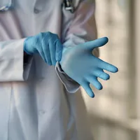 Cadru medical punându-şi mănuşi de protecţie - Foto: Pexels/Gustavo Fring