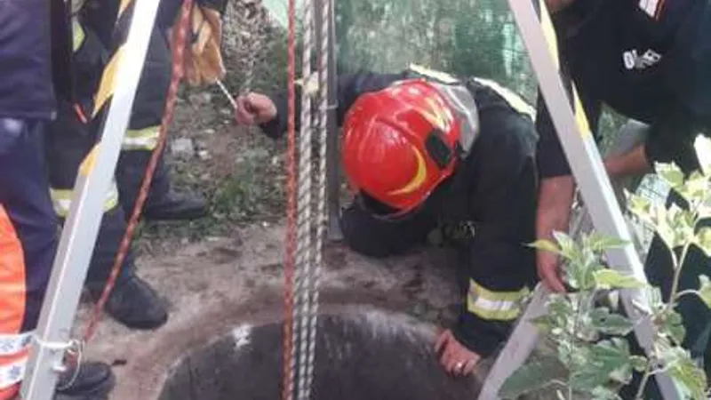 O femeie de 50 de ani a căzut într-o fântână transformată în fosă. A fost salvată de pompieri. / Foto: ISU Vaslui