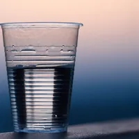 Paharele de plastic vor fi interzise la vânzare. FOTO: Pexels.com