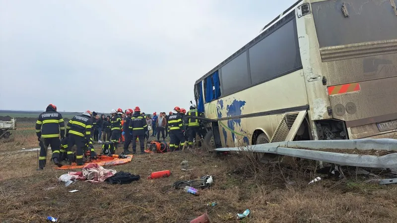 Accident rutier dur între un autotren și un autobuz. Giganţii s-au izbit unul de celălalt - Foto: ISU Timiş