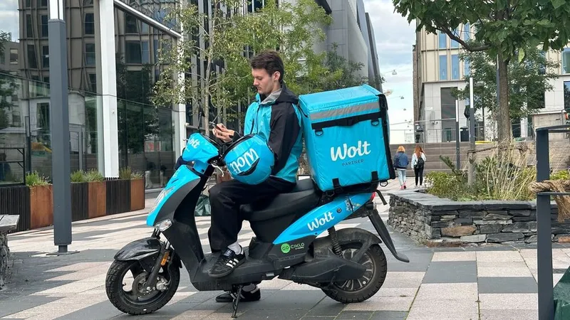 Livratorii în albastru deschis apar pe străzile Iașului: Wolt a preluat oficial Tazz - Foto: ZdI