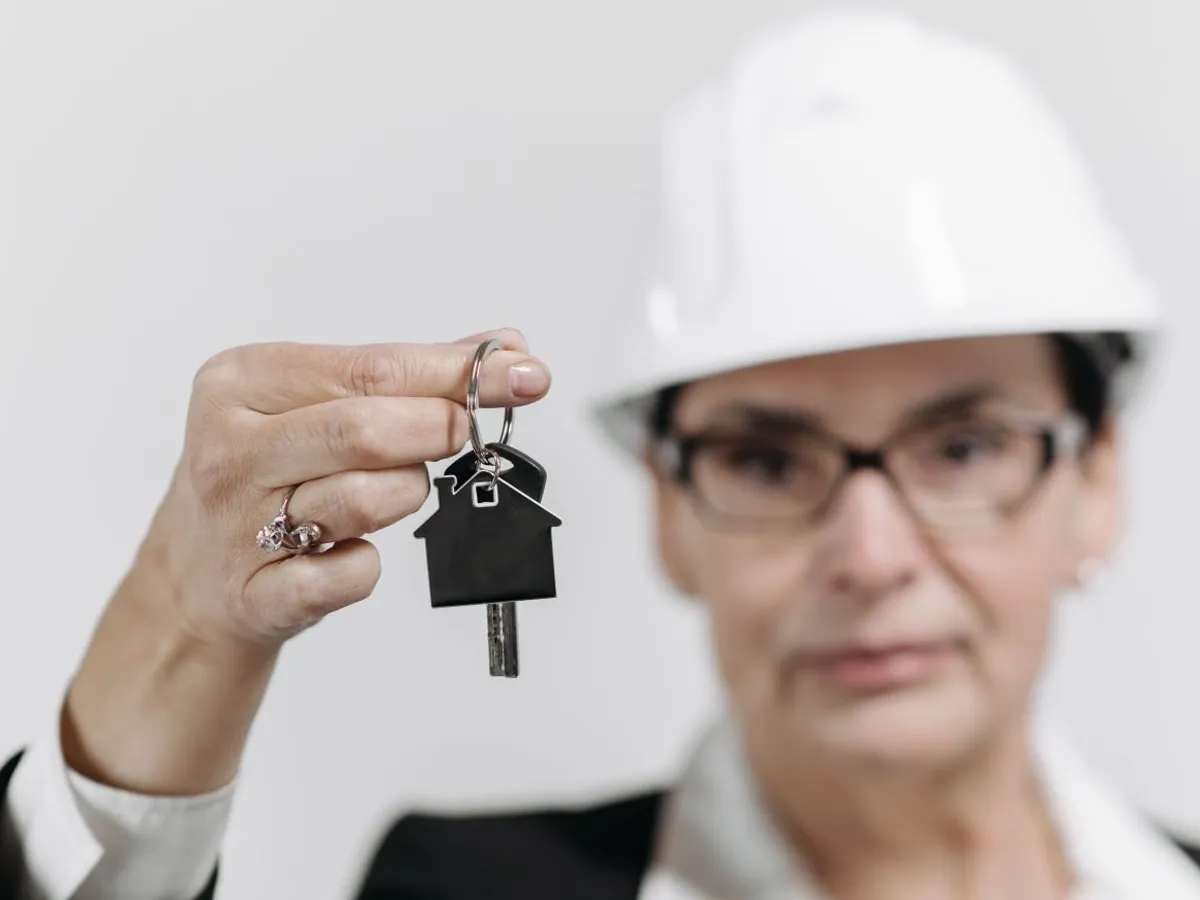 Agent imobiliar predând cheia casei - Foto: Pexels/Pavel Danilyuk