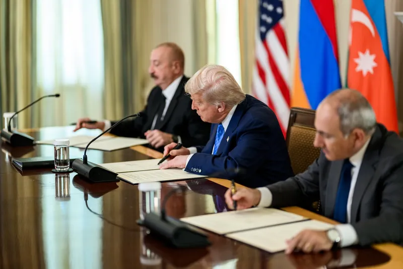 Trump i-a primit pe președintele Azerbaidjanului, Ilham Aliyev, și pe prim-ministrul Armeniei, Nikol Pashinyan, la Casa Albă