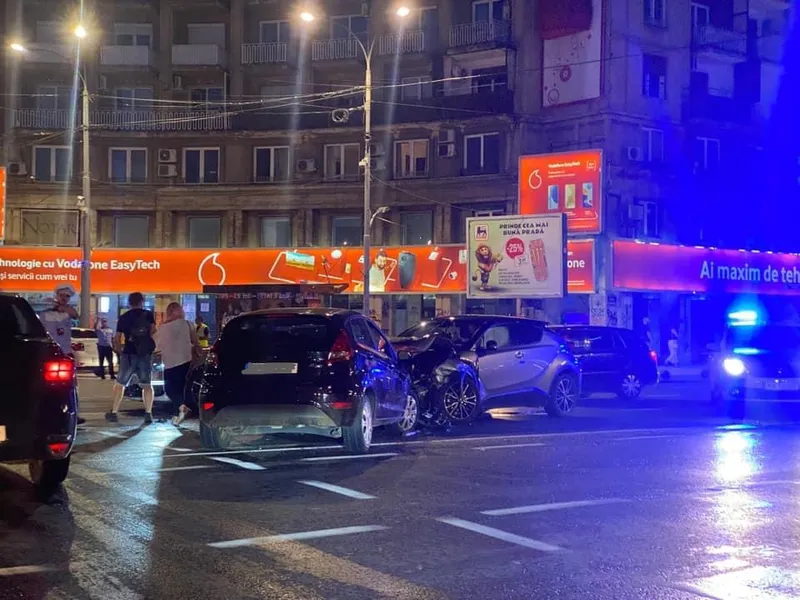 Accident frontal, în Piața Romană din București. Un șofer a vrut să facă stânga pe interzis. / Foto: infotraficromania.ro