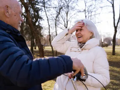 Noi măsuri pentru pensionari. Cine mai poate primi tichete sociale şi ajutoare pentru încălzire - Foto: Freepik.com (rol ilustrativ)