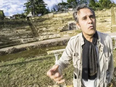 „Înșelătoria incredibilă” prin care un escroc a păcălit turiști și oficiali din Italia timp de zeci de ani cu un amfiteatru roman fals