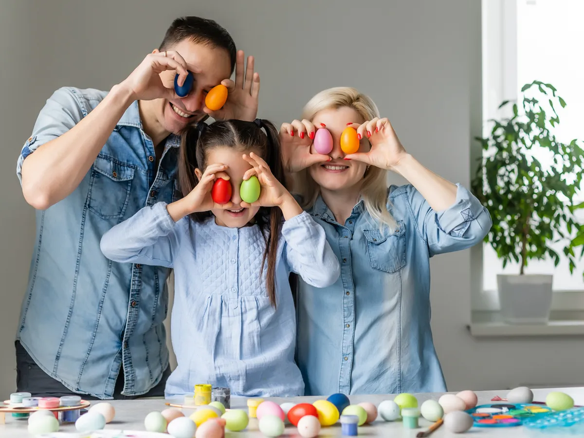 VIDEO Cum vopseau bunicii ouăle de Paște natural, sănătos, fără chimicale. Totul se găsește în piață