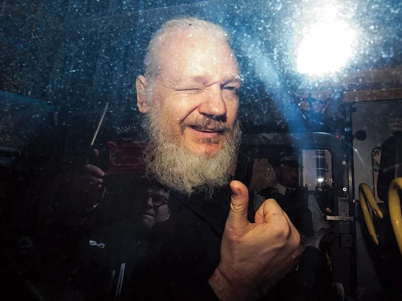 Legăturile lui Assange cu hackerii și serviciile secrete rusești sunt evidente