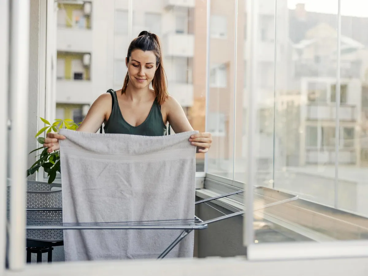 Cum să-ți usuci rufele rapid pe balcon în luna decembrie. Trebuie rulate într-un prosop înainte de uscare - Foto: Freepik (Imagine cu rol ilustrativ)