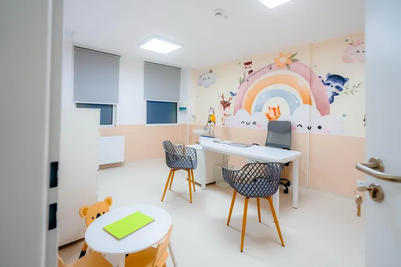 Un ONG a reabilitat și dotat Centrul de sănătate mintală pentru copii al Spitalului de Pediatrie Piteşti cu peste 500.000 € - Foto: Facebook / Alexandru Rogobete