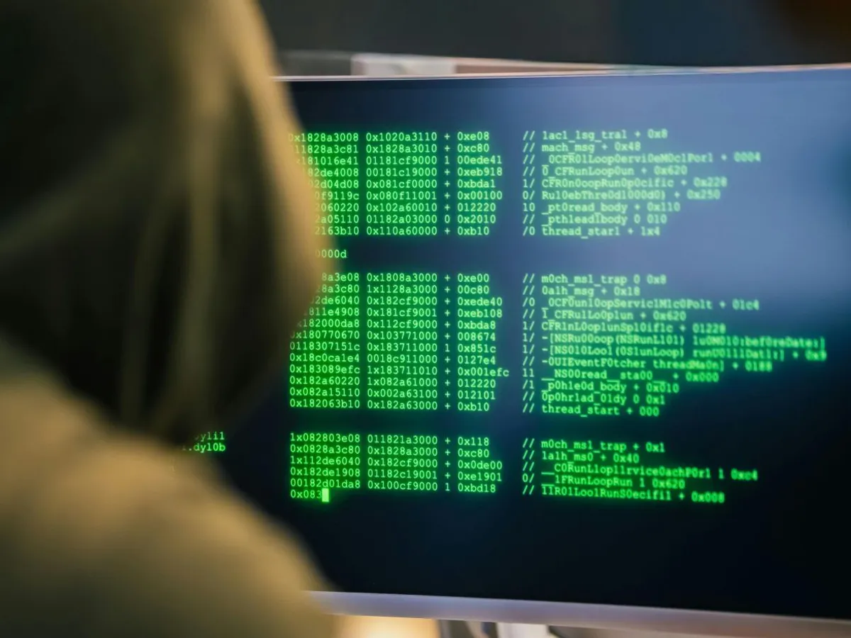 Hacker lucrând la un cod de cybersecuritate - Foto: Pexels/Julio Lopez