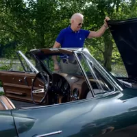 Joe Biden și Corvette-ul său C2 Sting Ray / Foto: Captură video