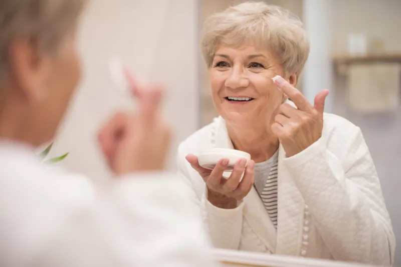 Pensionară la pensie la tratament - Foto: Freepik