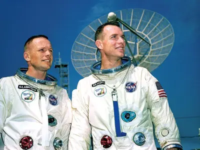 Armstrong, şi pe pagina opusă, şi Scott se îmbarcă pe Gemini 8, pe 16 martie 1966. Deşi s-au aşteptat la provocări, nu ştiau că vor fi împinşi la limita abilităţilor lor doar pentru a rămâne în viaţă.