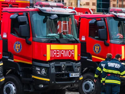 Incendiu puternic în Capitală. Un om a murit, altul este rănit, după ce au rămas blocați într-o mașină electrică