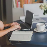 Doi bucureșteni au comandat haine de 385.000 lei și au dat retur... haine uzate. / Foto: pexels.com