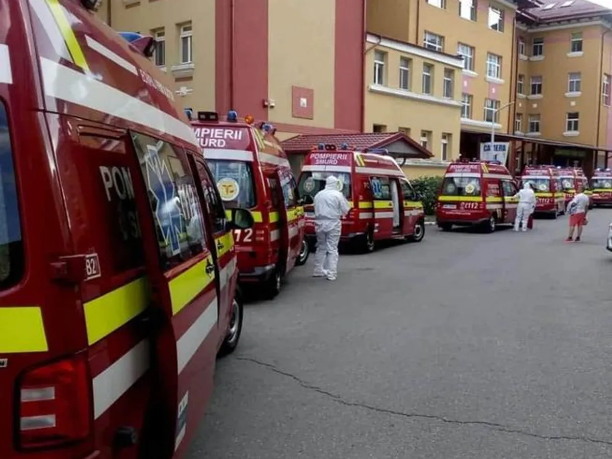 Ambulanțe în curtea IMB/FOTO: facebook.com
