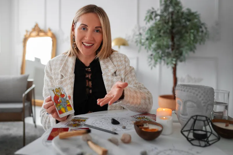 Femeie care citește în cărțile tarot - Foto: Freepik (Imagine cu rol ilustrativ)