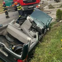 Un VW Passat s-a înfipt într-un cap de pod, 2 victime. Femeia de la volan era începătoare - Foto: Facebook/Info Trafic 24