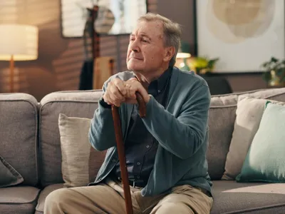 Pensionar pe canapea așteptând pensia - Foto: Freepik