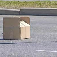 AMENDA primită de un român care a abandonat o cutie pe stradă. Polițiștii l-au prins imediat - Foto: Profimedia Images (imagine cu rol ilustrativ)