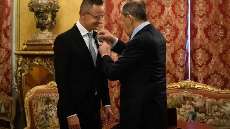 Ministrul de Externe ungar Peter Szijjarto, a fost decorat cu „Ordinul Prieteniei” de către omologul său rus, Serghei Lavrov-  Foto: hungarytoday.hu