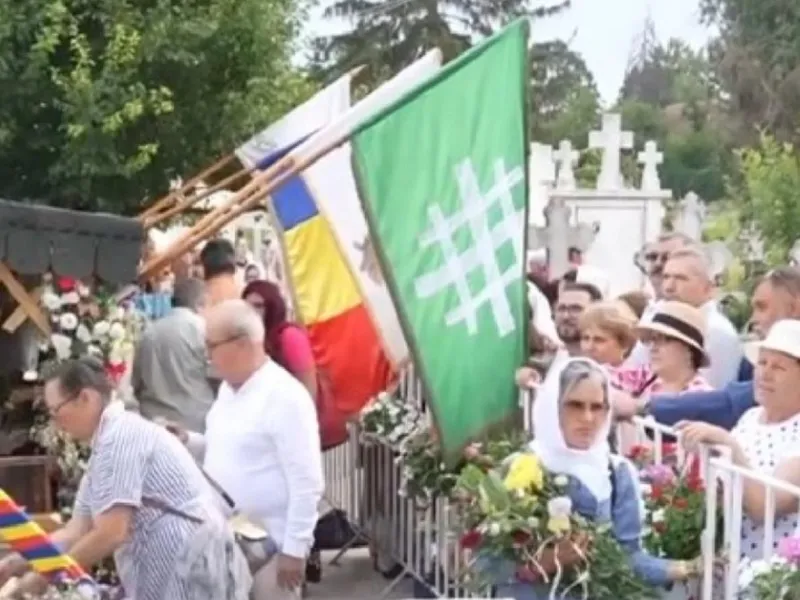 Manifestare legionară în cimitir, la mormântul lui Ilie Lăcătușu. Au venit polițiștii și jandarmii - Foto: captură Antena 3 CNN