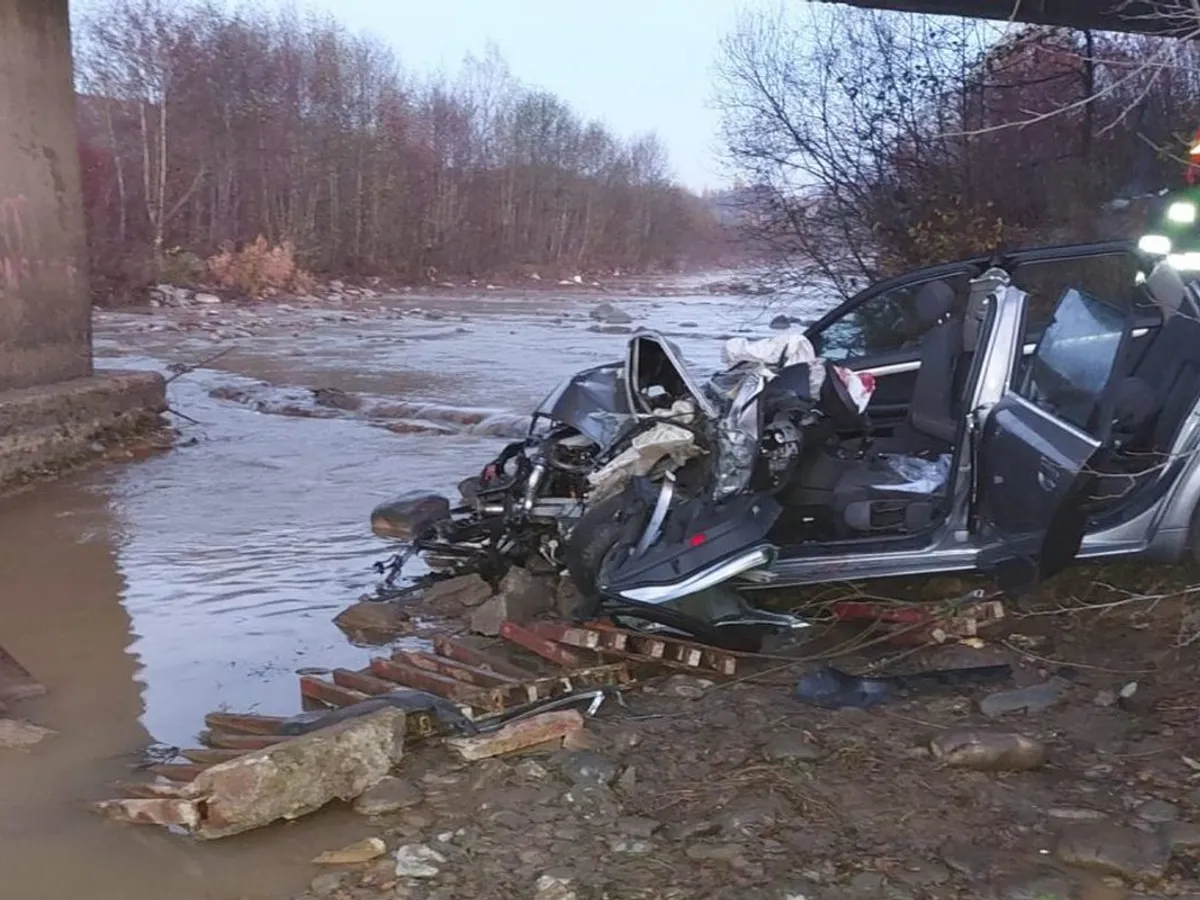Un Audi a sărit de pe DJ 109F în albia râului Lăpuş, patru persoane în stare gravă. / Foto: ziarmm.ro
